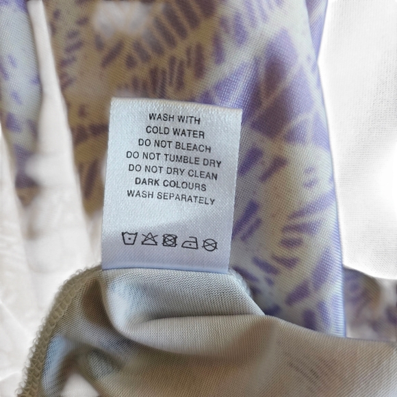 Pretty Tunic Length Top With Adjustable Neck Thst Ties In A Bow. - Picture 6 of 6